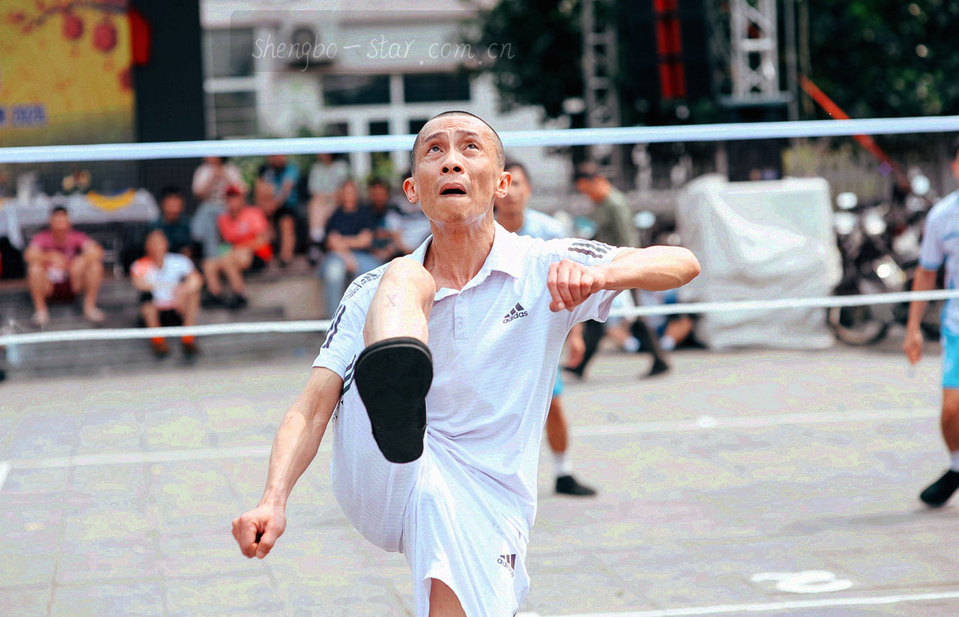 浅色界面线稿，横轴标注 2013 至 2024 年份，纵轴标注六大类别，若干条目卡位于交叉格内